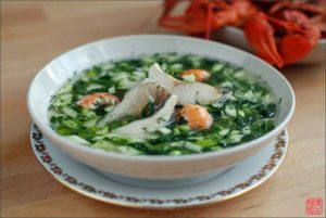 Процесс приготовления вкусной окрошки с рыбой