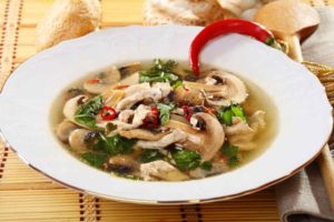 Способ приготовления куриного супа с грибами:
