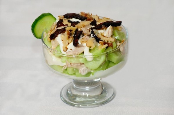 Диетический салат с черносливом и куриной грудкой