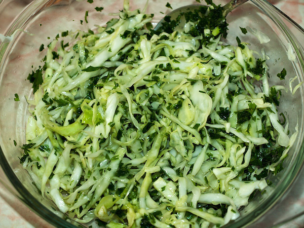 Салат из морской и белокочанной капусты с луком