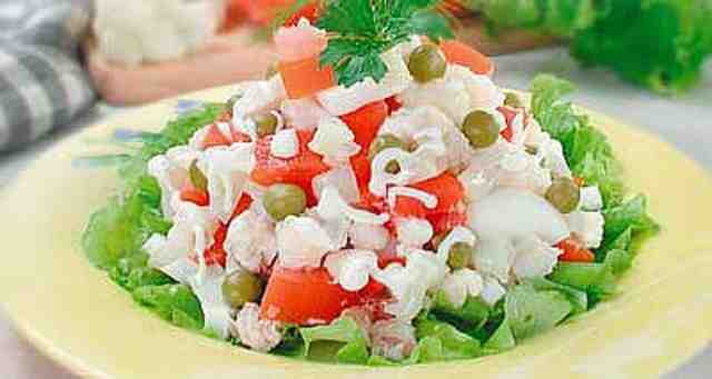 Овощной салат с яблоками, цветной капустой и зеленым горошком